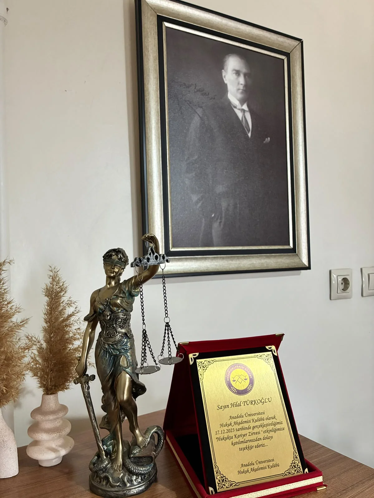 Ofiste adalet heykeli ve mesleki etkinlik plaketi
